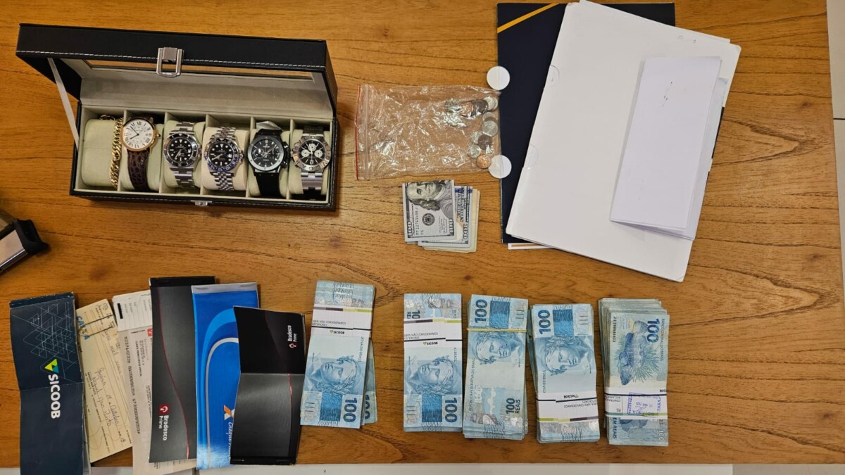 Operação apreendeu dinheiros, cartões e objetos pessoais de valor em casa de investigado | Foto: Polícia Civil