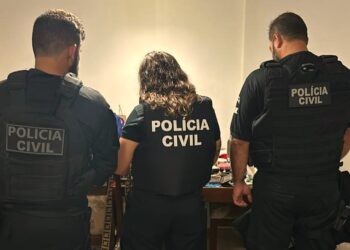 Agentes da Polícia Civil cumprem mandados de busca e apreensão em ação contra fraude | Foto: Divulgação/PCGO