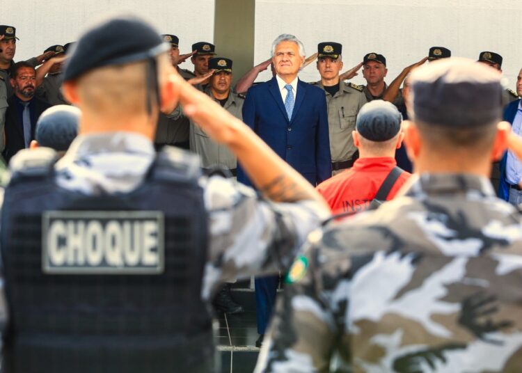 Ronaldo Caiado em visita ao Comando Geral da PM de Goiás | Foto: Governo de Goiás
