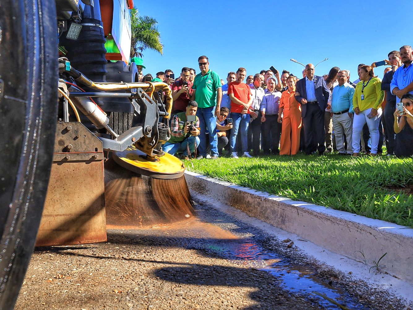 Caminhão de varrição mecanizada foi apresentado nesta 2ª feira | Foto: Divulgação
