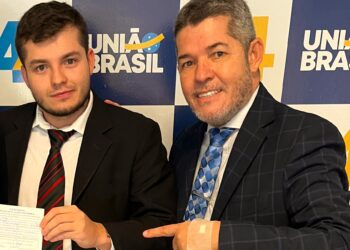 Vinícius e Delegado Waldir, em ato de filiação ao União Brasil | Foto: Divulgaçao