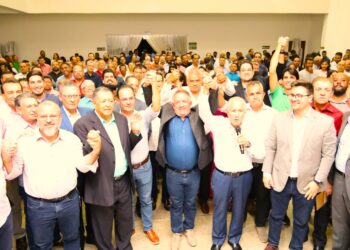 Bispo Oídes e líderes evangélicos formalizaram apoio à reeleição de Vilmar | Foto: Divulgação