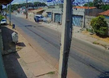 Mulher estava na calçada quando foi atropelada por carro desgovernado | Foto: Reprodução