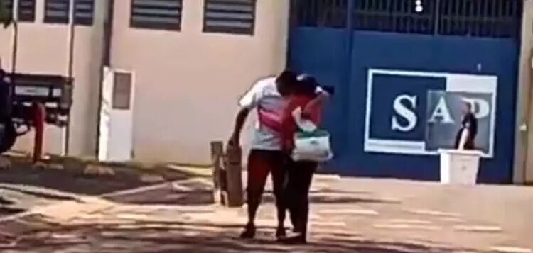 Homem solto após prisão injusta abraça a mãe | Foto: Reprodução/TV Globo