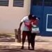 Homem solto após prisão injusta abraça a mãe | Foto: Reprodução/TV Globo