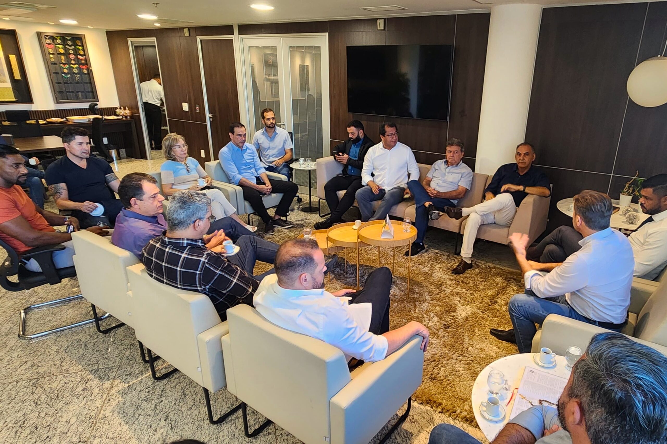 Empresários da 44 tiveram reunião com Bruno Peixoto e Romário Policarpo | Foto: Ruber Couto