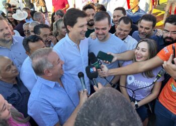 Vilmar Mariano, Daniel Vilela e Gustavo Mendanha inaguram Praça da Juventude no Garavelo | Foto: Divulgação