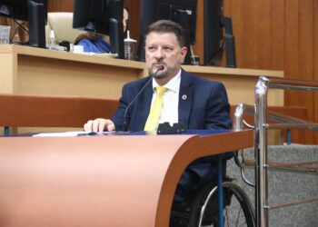 Willian Veloso na mesma tribuna usada pelas vereadoras Kátia e Aava | Foto: Câmara Municipal