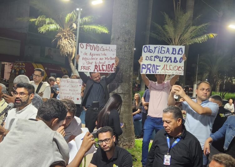 Cartazes em apoio a Professor Alcides foram exibidos em missa | Foto: Carla Coelho