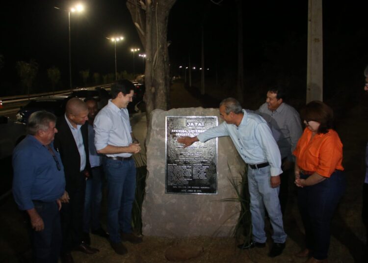 Vice-governador e prefeito de Jataí inauguram via com nome de Maguito