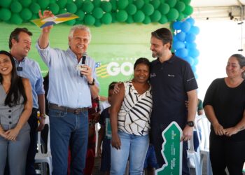 Entrega de casas feitas pelo governador Ronaldo Caiado e pelo presidente da Agehab, Alexandre Baldy | Foto: Divulgação