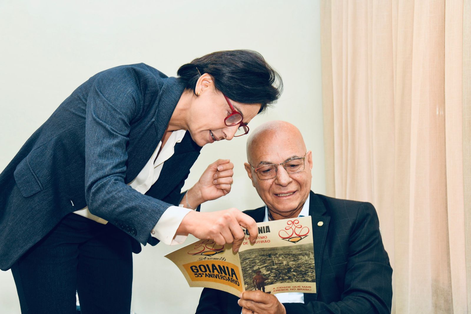 Ana Paula presenteou Professor Alcides com livro sobre Mutirão em Goiânia | Foto: Valdemy Teixeira