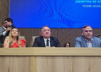 Vilmar Mariano, ao lado da esposa, Sulnara Santana, e de Sandro Mabel | Foto: Folha Z
