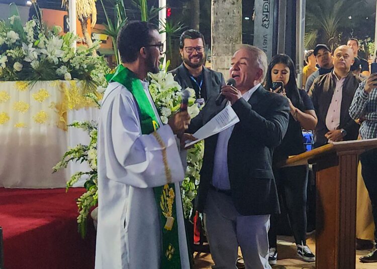 Prefeito Vilmar Mariano discursou em entrega do Santuário Nossa Senhora Aparecida | Foto: Carla Coelho