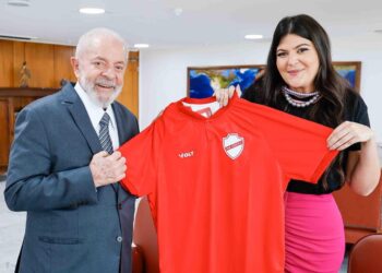 Lula recebeu a camiseta colorada da vereadora Aava Santiago | Foto: Presidência