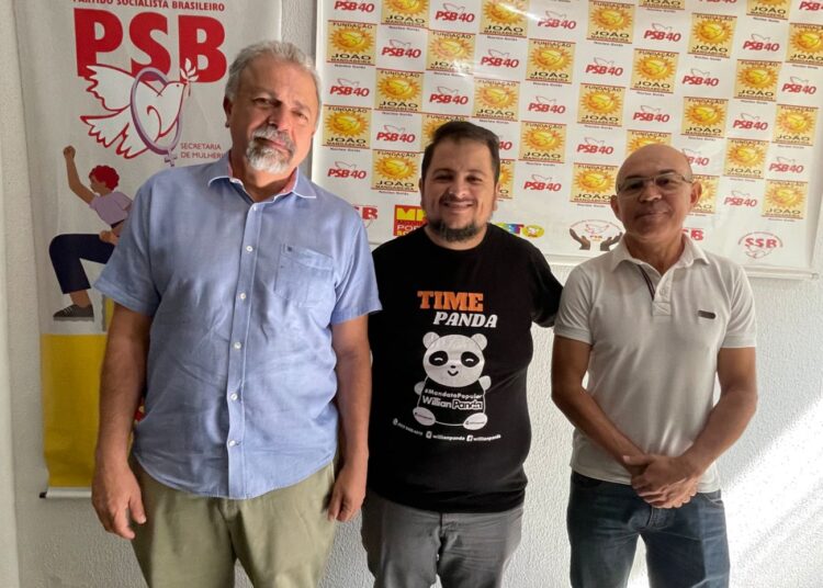 Vereador Willian Panda ao lado dos presidentes estadual, Elias Vaz, e municipal do PSB, Deurimar Barbosa | Foto: Divulgação