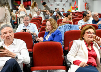 Adriana Accorsi, Antonio Gomide e Willian Panda (ao fundo) na sede do PT | Foto: Partido dos Trabalhadores