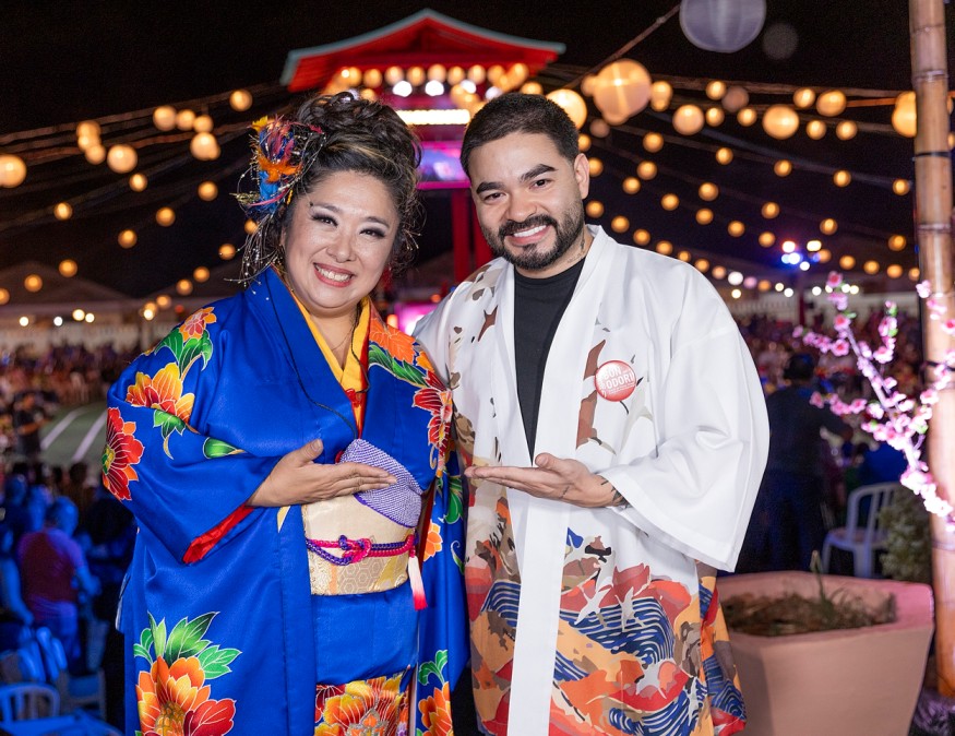 A cantora Karen Ito e o apresentador Yudi Tamashiro conduzirão as lives de transmissão do Bon Odori | Foto: Divulgação