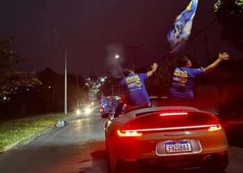 Ferrari desfila em carreata de João Pinheiro | Foto: Reprodução/Instagram