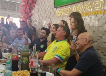 Bolsonaro almoçou em Goiânia ao lado de apoiadores | Foto: Folha Z