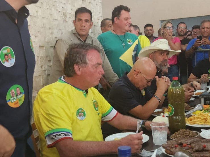 Bolsonaro almoçou em Goiânia ao lado de apoiadores | Foto: Folha Z