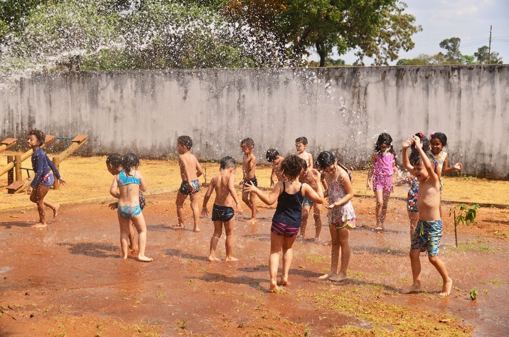 Crianças têm banho de mangueira em CMEI de Aparecida | Foto: Divulgação