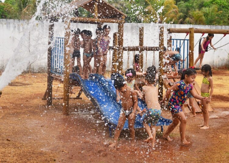 Crianças têm banho de mangueira em CMEI de Aparecida | Foto: Divulgação