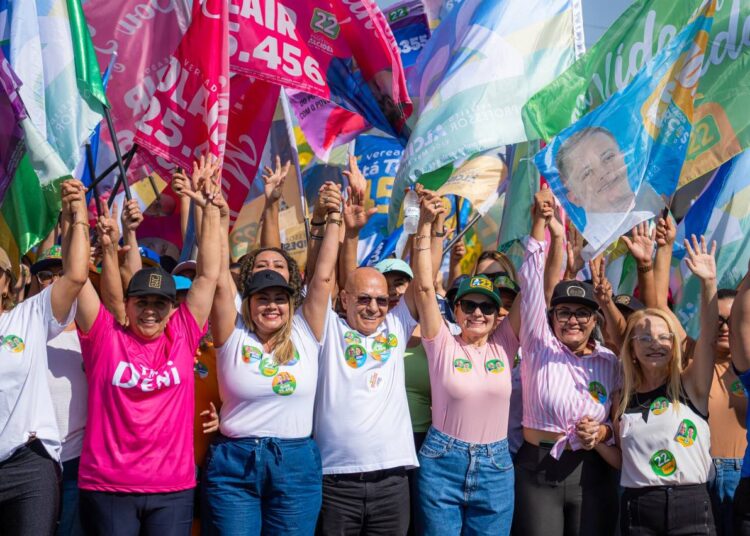 Professor Alcides recebe apoio de mulheres em caminhada nos setores Colina Azul e Serra Dourada | Foto: Júnior Gomes