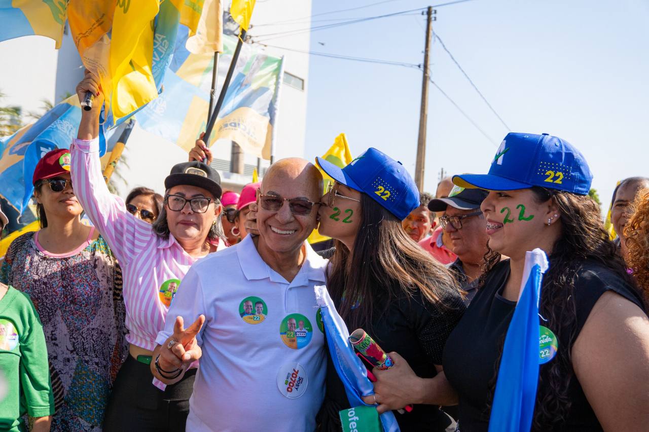 Professor Alcides recebe apoio de mulheres em caminhada nos setores Colina Azul e Serra Dourada | Foto: Júnior Gomes