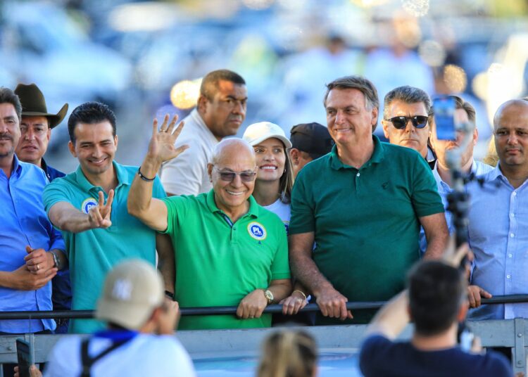 Professor Alcides, Bolsonaro e líderes do PL, como o senador Wlder Morais e o ex-deputado Major Vitor Hugo | Foto: Wildes Barbosa