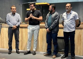 Luan Alves com pastor Ivo Romeu e líderes religiosos na Igreja Esperança | Foto: Divulgação