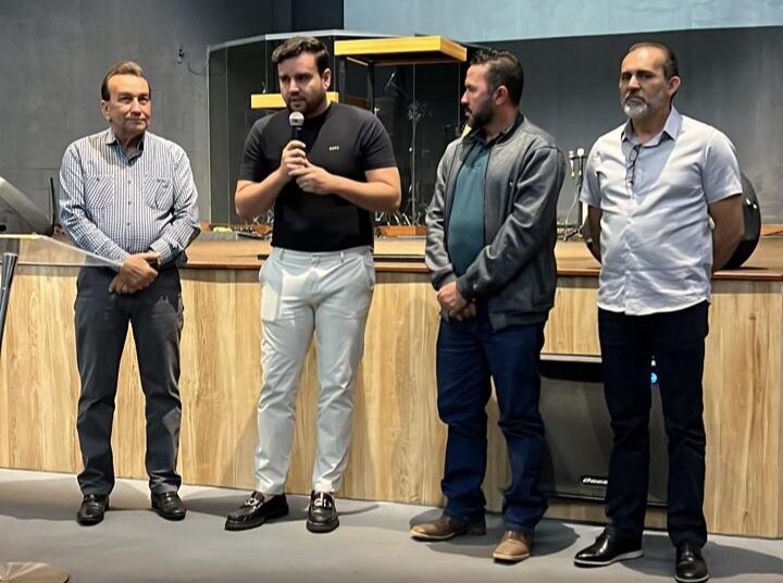 Luan Alves com pastor Ivo Romeu e líderes religiosos na Igreja Esperança | Foto: Divulgação