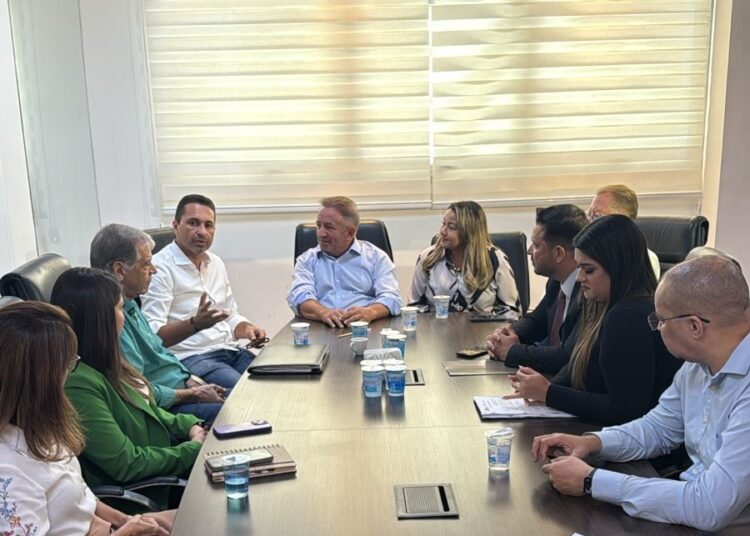 Durante a reunião na sala do prefeito, Carlos Eduardo se sentou à direita de Leandro, enquanto o atual gestor, Vilmar Mariano, ocupava o lado esquerdo | Foto: Folha Z