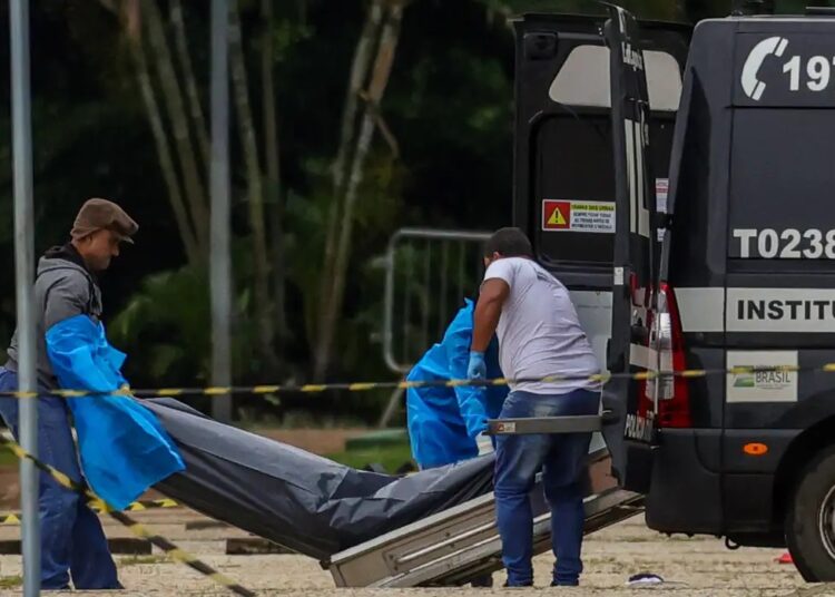 oliciais fazem perícia no corpo de Francisco Wanderley Luiz, de 59 anos, em frente ao STF | Foto: Fabio Rodrigues-Pozzebom/Agência Brasil