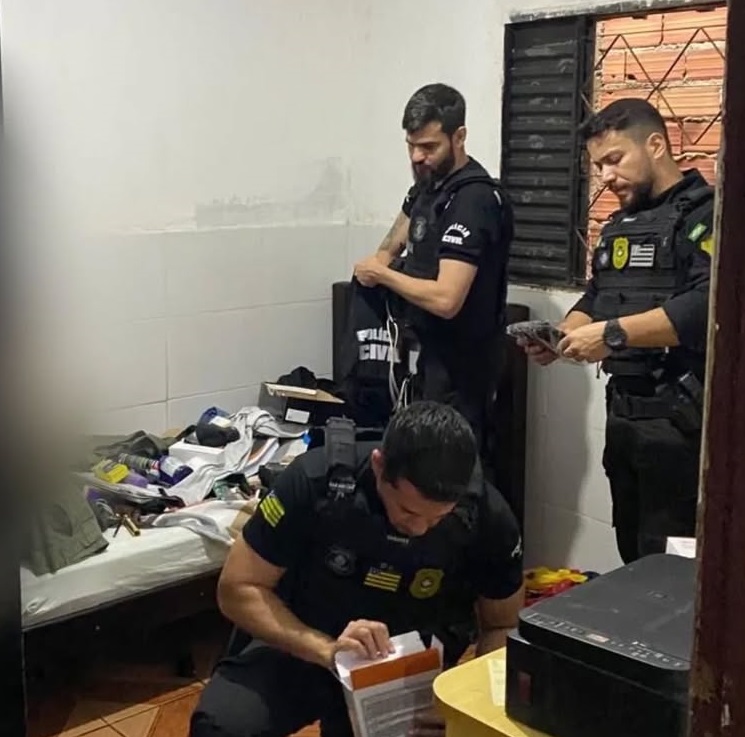 Polícia na residência de um dos suspeitos | Foto: Imprensa PC