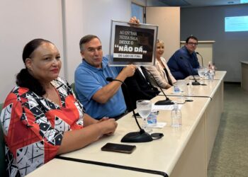 Mabel apresenta placa que será afixada na porta de seu gabinete; veja o que ela diz