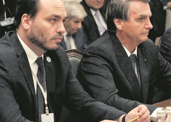 Carlos e Jair Bolsonaro | Foto: Divulgação / Presidência