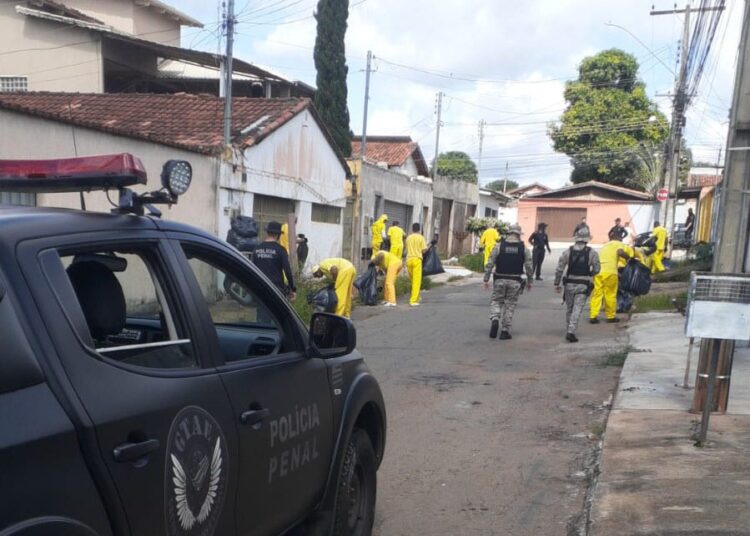 200 presos ajudam em mutirão de limpeza no Finsocial, em Goiânia