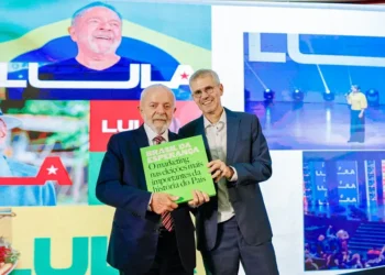 Lula tira deputado da Secom e escolhe marqueteiro que o elegeu para repaginar imagem