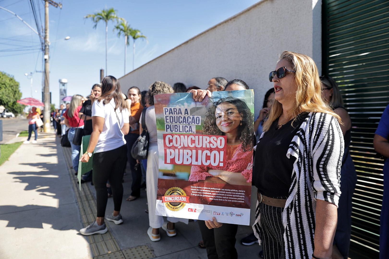 Profissionais da Educação de Aparecida de Goiânia estão em greve desde 29 de abril e, nesta 3ª feira (6), se concentraram na porta da Câmara Municipal para cobrar apoio dos vereadores.