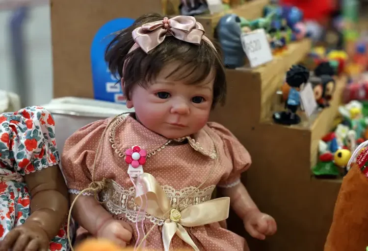Bebê Reborn: Bonecos realistas chegam a R$ 15 mil e movimentam mercado em Goiânia
