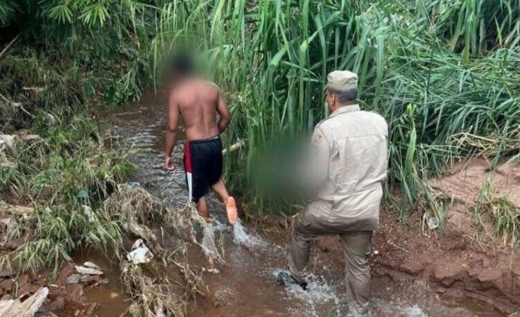 Pai mata filho de 2 anos afogado em córrego após briga por ciúmes