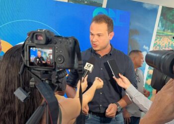 Vereador e secretário são cogitados como alternativas @dayrelgodinho foto de capa do Almeidinha. Interna foto do Rogério e do Sandro (um do lado do outro) O grupo político de Gustavo Mendanha já avalia um plano B caso o secretário de Ciência, Tecnologia e Inovação de Aparecida de Goiânia, João Pedro Almeida, o Almeidinha, não consiga se viabilizar como pré-candidato a deputado estadual nas eleições de 2026. A leitura entre membros técnicos e políticos próximos a Gustavo é de que Almeidinha enfrenta dificuldades para construir base política e eleitoral sólida na cidade. Rogério Almeida e Sandro Oliveira Diante disso, 2 nomes próximos a Mendanha têm sido incentivados a se prepararem para eventual substituição: o vereador Rogério Almeida e o secretário de Articulação Metropolitana, Sandro Oliveira. Ambos são considerados da "cozinha" do ex-prefeito. Vanilson Bueno O grupo trabalha atualmente com duas pré-candidaturas a deputado estadual: a de Almeidinha e a do secretário de Articulação Política, Vanilson Bueno. Este último, conforme apuração da Folha Z, tem conseguido avançar com mais consistência e, hoje, aparece como o nome mais consolidado internamente.