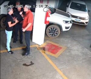 Imagens não confirmam acusação de que Kowalsky tenha feito ameaça com arma