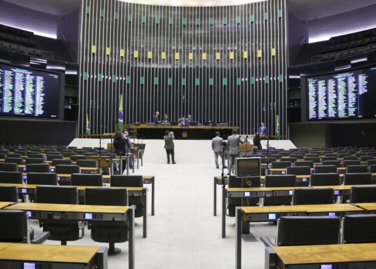 Goiás passa a ter 18 deputados federais com redistribuição das vagas