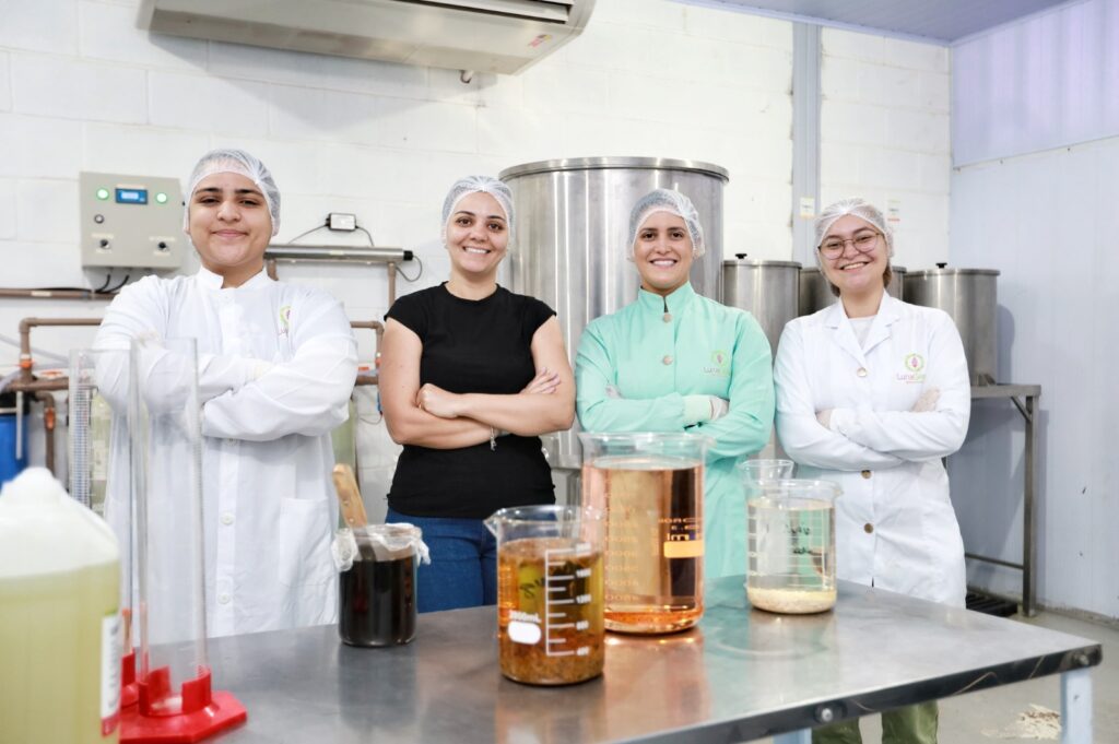 Apesar do êxito da Luna Green, a jornada de Nathalia Barbosa (de preto) ainda foge à regra em um cenário cheio de barreiras para mulheres empreendedoras | Foto: Ruber Couto