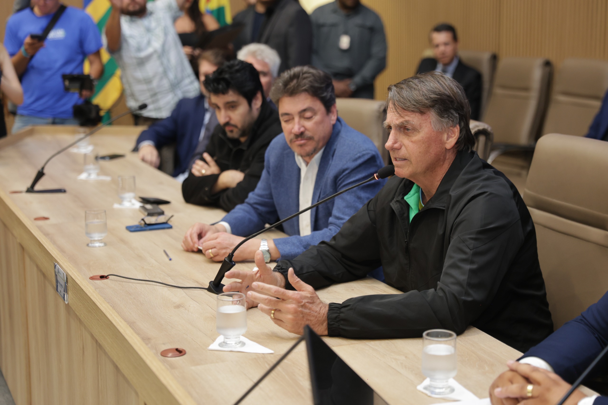 Bolsonaro: ‘Amarelo, vomitando 10 vezes por dia’. Ex-presidente deixa Goiás às pressas Olho: Após relatar quadro grave, ex-presidente foi encaminhado a hospital em Brasília @dayrelgodinho coloque duas fotos de Bolsonaro com cara não muito boa. Duas fotos no IG. O ex-presidente Jair Bolsonaro precisou cancelar sua agenda em Anápolis e deixou mais cedo o Frigorífico Goiás nesta 6ª feira (20), em Goiânia, para buscar atendimento médico em Brasília. Bolsonaro estava em Goiânia e Aparecida de Goiânia desde a última 5ª (19), onde participou da Feira de Agronegócios (Agrovem) e recebeu o título de cidadão aparecidense. Aliados confirmaram que ele passou mal e, por isso, precisou suspender os compromissos. Durante discurso na Câmara de Aparecida, o próprio ex-presidente relatou o mal-estar, afirmando que estava “amarelo” e chegou a vomitar até 10 vezes por dia. Internação de Bolsonaro Em abril, Bolsonaro foi submetido à sexta cirurgia relacionada às complicações da facada que sofreu em 2018, durante a campanha eleitoral. O procedimento, realizado em Brasília, durou cerca de 12 horas e teve como objetivo tratar obstruções intestinais e reconstruir a parede abdominal. Na ocasião, ele ficou internado por 21 dias, parte desse tempo na UTI.