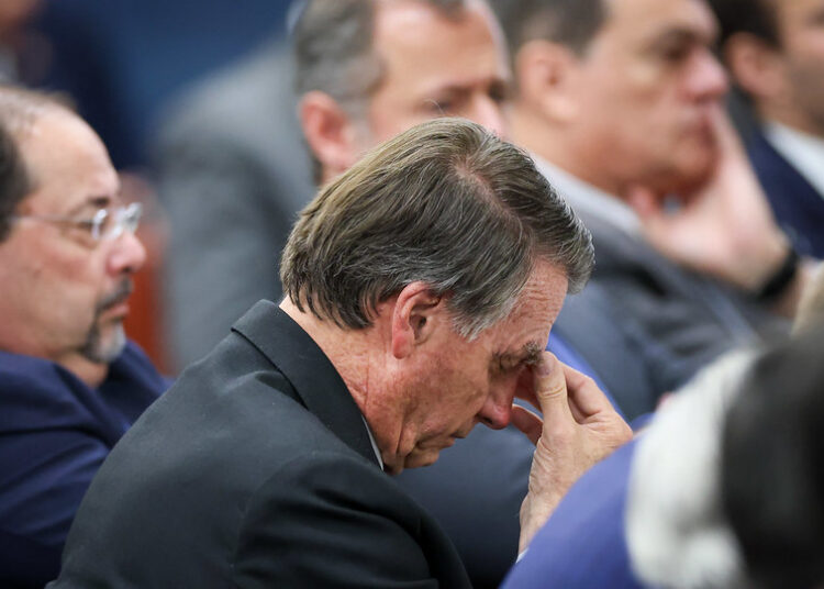 Mais do que palavras, os gestos e olhares revelam o peso político do interrogatório