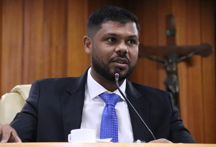 Policarpo endossa críticas e avisa: “Ser base não é ser funcionário da Prefeitura”