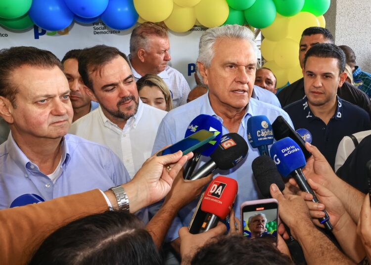 Caiado fala à imprensa em evento que marcou a filiação de Mendanha ao PSD de Gilberto Kassab. O registro foi feito por um dos fotógrafos do governador